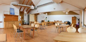 Gästebereich Sonneneck: großer Essensraum mit Tischen und Stühlen